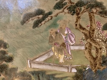 Un grand &eacute;cran en porcelaine de Chine famille rose sur support en bois de hongmu, Qianlong