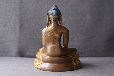 Une figure de Bouddha Shakyamuni en cuivre dor&eacute;, 17/18&egrave;me