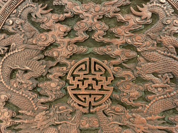 Een ronde Chinese lakwerk plaquette met twee draken, 18e eeuw