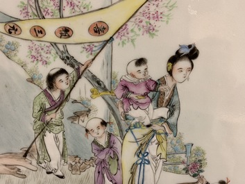 Une plaque en porcelaine de Chine famille rose, sign&eacute;e Luo Shu, 20&egrave;me