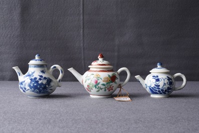 Trois th&eacute;i&egrave;res couvertes en porcelaine de Chine famille rose et bleu et blanc, Kangxi et Qianlong