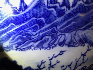 Een uitzonderlijk grote Chinese blauwwitte vissenkom, 19e eeuw