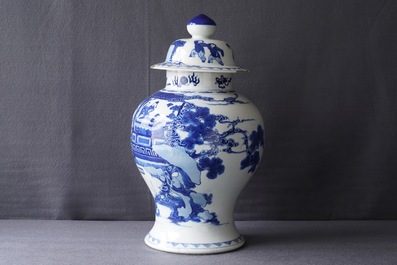 Un vase couvert en porcelaine de Chine bleu et blanc, 19&egrave;me