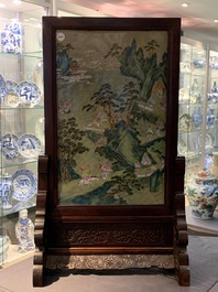 Un grand &eacute;cran en porcelaine de Chine famille rose sur support en bois de hongmu, Qianlong