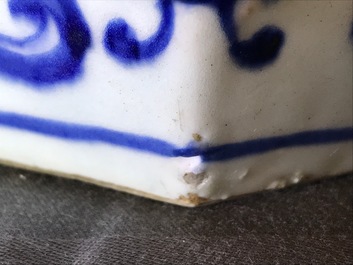 Een octagonale Chinese blauwwitte tuinzit met lotusslingers, Qianlong