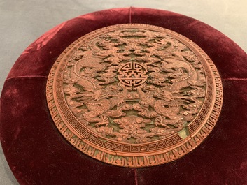 Een ronde Chinese lakwerk plaquette met twee draken, 18e eeuw