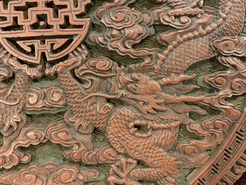 Een ronde Chinese lakwerk plaquette met twee draken, 18e eeuw