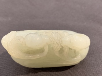 Un groupe en jade sculpt&eacute; figurant deux canards mandarin sur feuille de lotus, 19&egrave;me