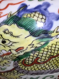 Une paire de vases en porcelaine de Chine wucai &agrave; d&eacute;cor de dragons et ph&eacute;nix, &eacute;poque Transition
