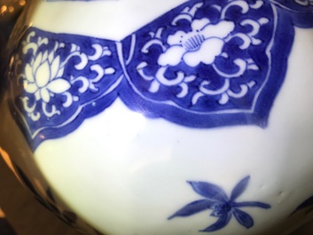 Een Chinese blauwwitte dekselvaas met floraal decor, Transitie periode