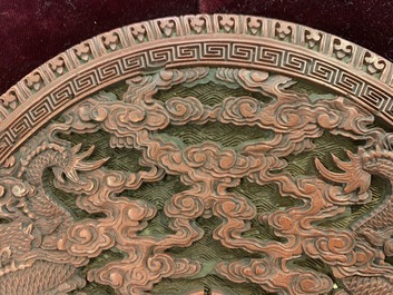 Une plaque en laque de Chine &agrave; d&eacute;cor de deux dragons, 18&egrave;me