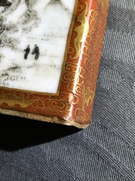 Une tabati&egrave;re en porcelaine de Chine grisaille, marque de Qianlong, 19/20&egrave;me