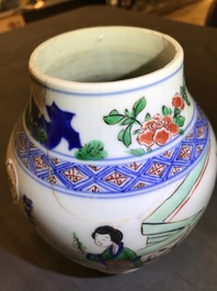 Un vase de forme balustre en porcelaine de Chine wucai, &eacute;poque Transition