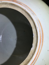 Cinq pots couverts en porcelaine de Chine famille rose, 19&egrave;me