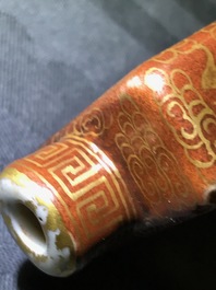 Une tabati&egrave;re en porcelaine de Chine grisaille, marque de Qianlong, 19/20&egrave;me