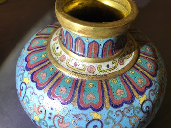 Een Chinese cloisonn&eacute; vaas, Qianlong merk, 19/20e eeuw