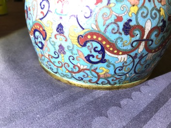 Un vase en &eacute;maux cloisonn&eacute;s, marque de Qianlong, 19/20&egrave;me