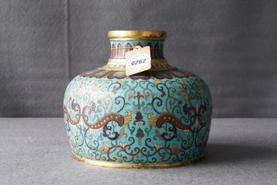 Un vase en &eacute;maux cloisonn&eacute;s, marque de Qianlong, 19/20&egrave;me