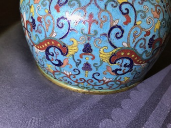 Un vase en &eacute;maux cloisonn&eacute;s, marque de Qianlong, 19/20&egrave;me