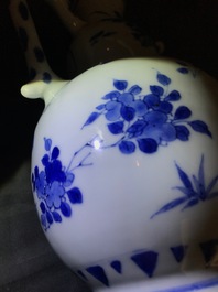 Een Chinese blauwwitte kalebasvormige schenkkan, Transitie periode