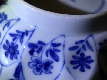 Un bol octagonal en porcelaine de Chine bleu et blanc &agrave; d&eacute;cor floral, Kangxi