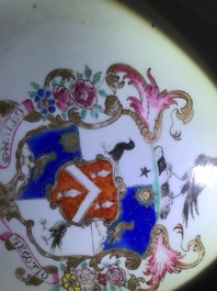 Een paar octagonale Chinese grisaille 'Birckbeck' wapenborden en een famille rose 'Laroche' bord, Qianlong