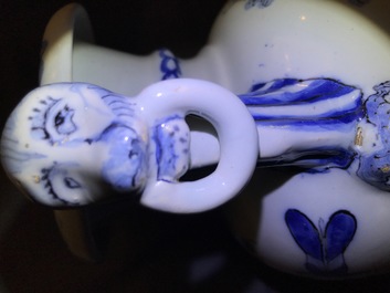 Une paire de vases d'autel en fa&iuml;ence de Delft en bleu et blanc &agrave; d&eacute;cor de chinoiserie, fin du 17&egrave;me