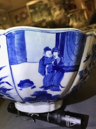 Een Chinese blauwwitte kom met figuratieve en florale panelen, Chenghua merk, Kangxi