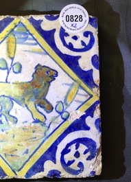 Deux carreaux en majolique &agrave; d&eacute;cor d'un ours et d'un chien, Anvers ou Middelbourg, fin du 16&egrave;me