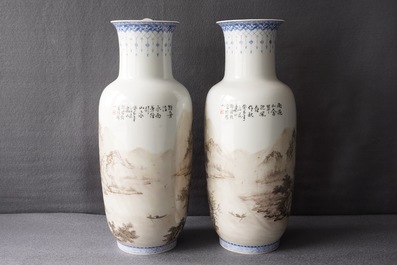 Une paire de vases en porcelaine de Chine &agrave; d&eacute;cor de paysages, sign&eacute;s Zhou Guo Jun, R&eacute;publique, 20&egrave;me