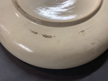 Un plat en porcelaine Satsuma de Japon &agrave; d&eacute;cor d'un guerrier, Meiji, 19&egrave;me