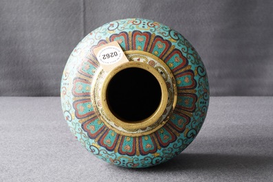 Un vase en &eacute;maux cloisonn&eacute;s, marque de Qianlong, 19/20&egrave;me