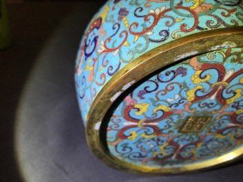 Een Chinese cloisonn&eacute; vaas, Qianlong merk, 19/20e eeuw