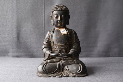 Une figure d'Amithaba Bouddha en bronze aux traces de laque et dorure, Chine, Ming