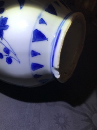 Une verseuse de forme double gourde en porcelaine de Chine bleu et blanc, &eacute;poque Transition