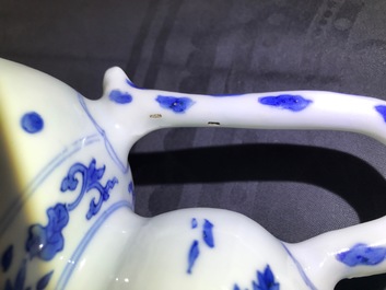 Une verseuse de forme double gourde en porcelaine de Chine bleu et blanc, &eacute;poque Transition