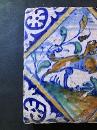 Deux carreaux en majolique &agrave; d&eacute;cor d'un ours et d'un chien, Anvers ou Middelbourg, fin du 16&egrave;me