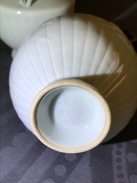 Une paire de vases en porcelaine de Chine de style ru, marque de Yongle, 19&egrave;me