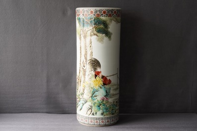 Een cylindrische Chinese famille rose vaas met hanen, Republiek, 20e eeuw