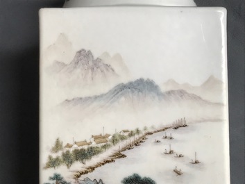 Un vase de forme cong en porcelaine de Chine, 20&egrave;me