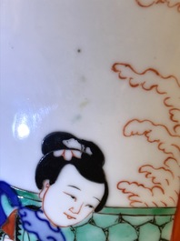 Een Chinese wucai rouleau vaas, 19e eeuw