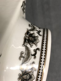 Un vase de forme cong en porcelaine de Chine, 20&egrave;me