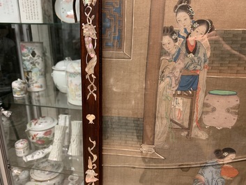 Un &eacute;cran en bois incrust&eacute; de nacre &agrave; peintures sur soie, Chine, 19&egrave;me