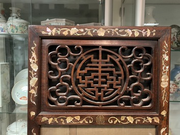 Een Chinees met parelmoer ingelegd houten kamerscherm met beschilderde zijde, 19e eeuw