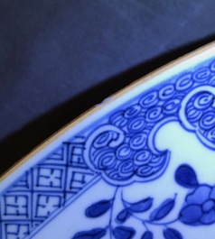 Een Chinese blauwwitte schotel, een bekervaas en een gemberpot, 18/19e eeuw