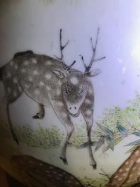 Un vase de forme hu en porcelaine de Chine qianjiang cai &agrave; d&eacute;cor de daims, 19/20&egrave;me
