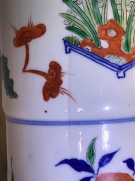 Une paire de vases de forme gu en porcelaine de Chine wucai, 19&egrave;me