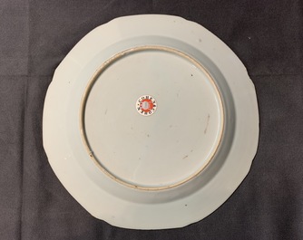 Trois plats et assiettes armori&eacute;es en porcelaine de Chine famille rose pour le march&eacute; anglais, Qianlong