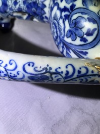 Un grand pichet trompeur en fa&iuml;ence de Delft en bleu et blanc, 1er quart du 18&egrave;me