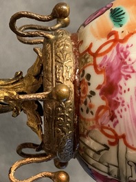 Une tasse et soucoupe en porcelaine de Chine famille rose &agrave; monture en m&eacute;tal dor&eacute;, Qianlong et 19&egrave;me